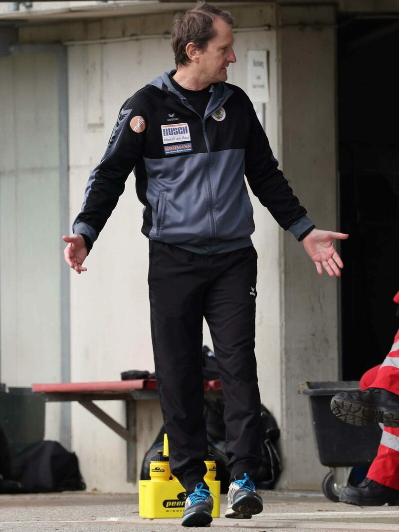 Rothosen-Coach Thomas Janeschitz konnte sich den Auftritt seines Teams in der ersten Halbzeit nicht erklären. (Bild: GEPA pictures)