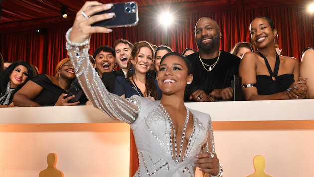 Ariana DeBose macht bei der 95. Oscar-Verleihung Selfies. (Bild: APA/Photo by VALERIE MACON/AFP)