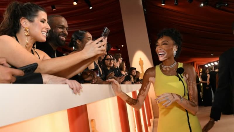 Model Winnie Harlow am Schampus-Teppich der 95. Oscar-Gala (Bild: APA/Photo by VALERIE MACON/AFP)