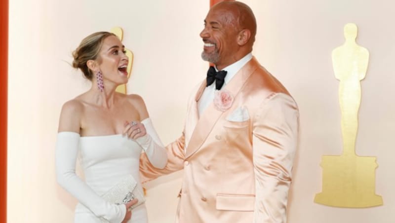 Emily Blunt und Dwayne Johnson blödelten am Champagner-Teppich herum. (Bild: APA/Mike Coppola/Getty Images/AFP)