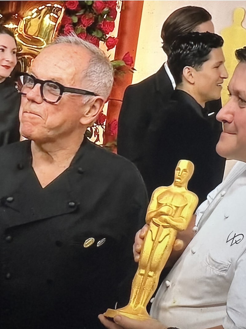 Wolfgang Puck marschiert mit einem Oscar ein. (Bild: Thiele)