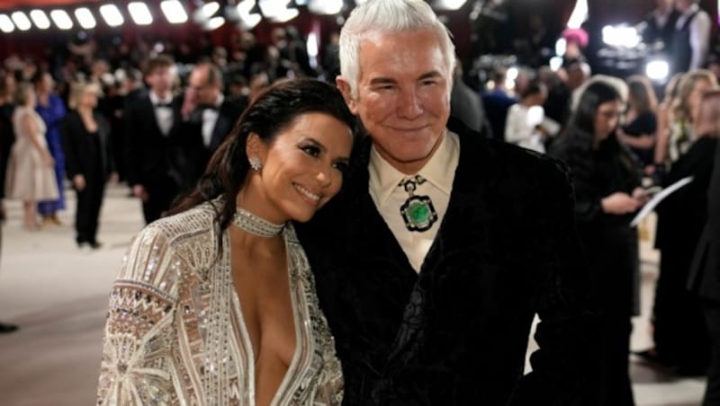 Eva Longoria posierte mit Baz Luhrmann vor der Oscar-Gala für die Fotografen. (Bild: APA/John Locher/Invision/AP)