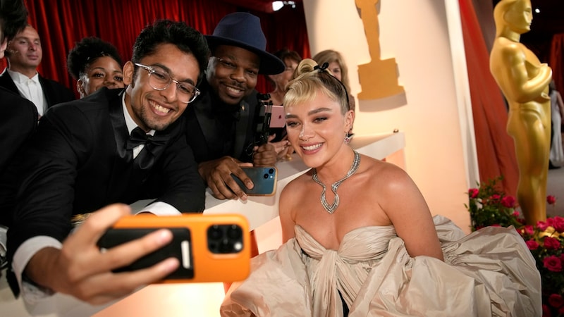 Florence Pugh machte Selfies mit den Fans. (Bild: APA/John Locher/Invision/AP)