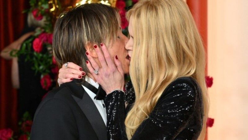 Keith Urban und Nicole Kidman tauschten vor der Oscar-Gala Küsse. (Bild: APA/Photo by ANGELA WEISS / AFP)