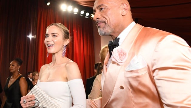 Dwayne Johnson und Emily Blunt bei der 95. Oscar-Verleihung (Bild: APA / Photo by VALERIE MACON / AFP)