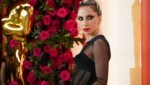 Lady Gaga sorgte bei den Oscars mit ihrem Outfit für viel Tuschelei. (Bild: APA/Photo by Jordan Strauss/Invision/AP)