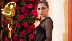 Lady Gaga sorgte bei den Oscars mit ihrem Outfit für viel Tuschelei. (Bild: APA/Photo by Jordan Strauss/Invision/AP)