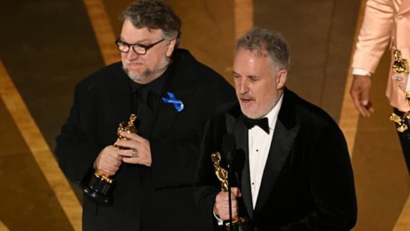 Guillermo del Toro und Mark Gustafson nehmen den Oscar für den besten animierten Spielfilm für „Guillermo del Toro‘s Pinocchio“ entgegen. (Bild: APA / Photo by Patrick T. Fallon / AFP)