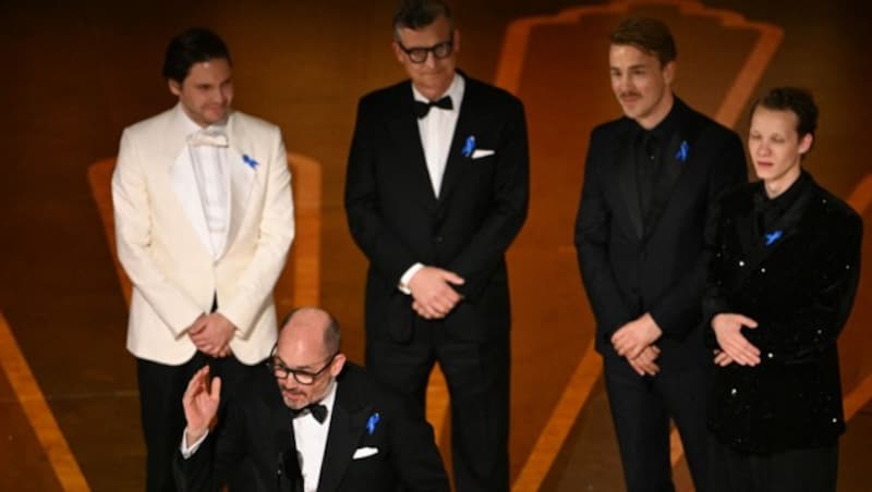 Der schwedische Regisseur Edward Berger nimmt den Oscar für den besten internationalen Spielfilm für „Im Westen nichts Neues“ entgegen. (Bild: APA / Photo by Patrick T. Fallon / AFP)