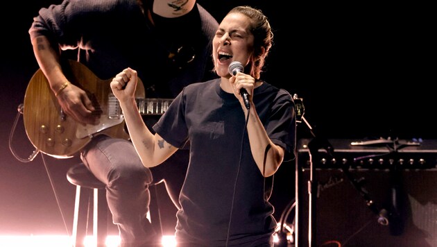 Lady Gaga performt im Anti-Oscar-Look im T-Shirt bei den 95. Academy Awards ihren nominierten Song „Hold My Hand“ aus „Top Gun: Maverick“. (Bild: APA/Kevin Winter/Getty Images/AFP )