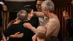 Kollegin Jamie Lee Curtis gratulierte Michelle Yeoh zu ihrem Oscar. (Bild: APA/AFP/Patrick T. Fallon)