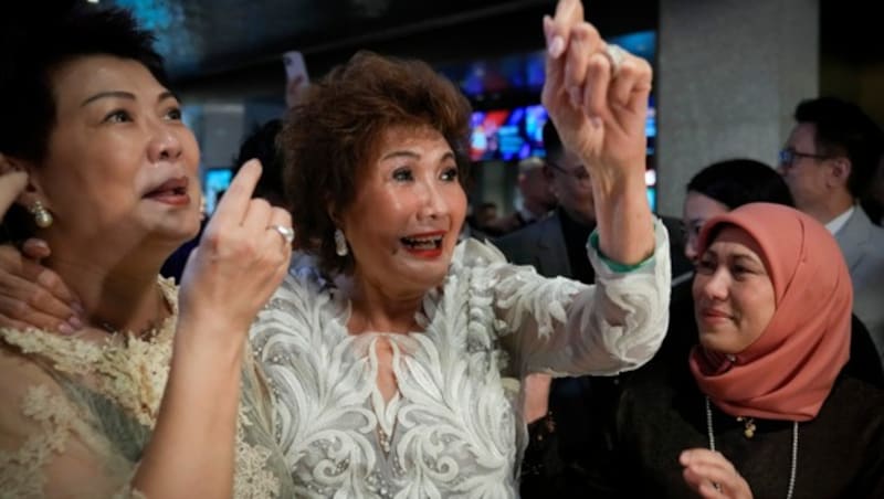 Mama Janet Yeoh war vom Oscar-Sieg ihrer Tochter Michelle Yeoh begeistert und feierte in Kuala Lumpur mit. (Bild: APA/AP Photo/Vincent Thian)