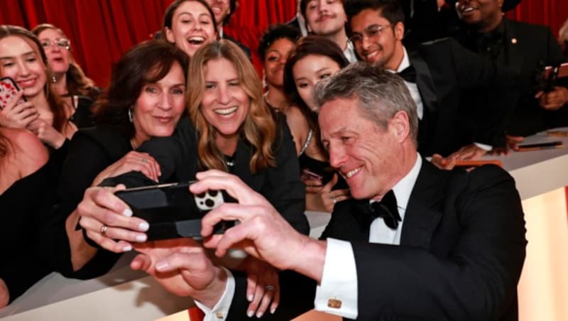 Hugh Grant lächelte bei den Oscars beim Selfies machen noch recht freundlich. (Bild: APA/Emma McIntyre/Getty Images/AFP)