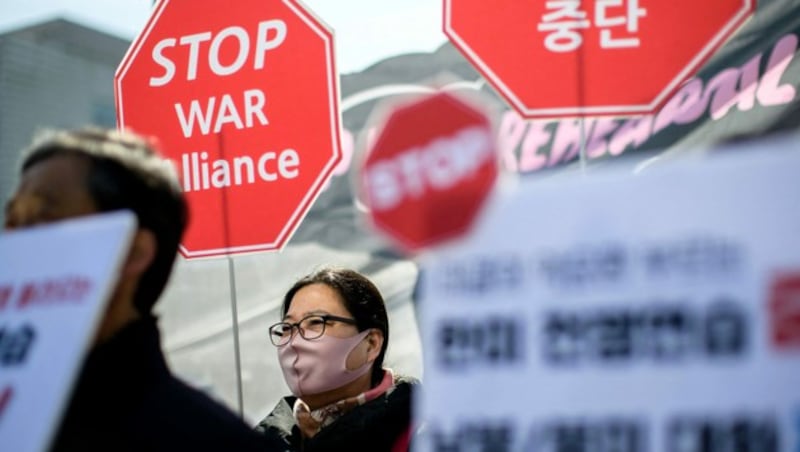 Teile der südkoreanischen Bevölkerung sind gegen Militärübungen, wie sie gerade in ihrem Land abgehalten werden. (Bild: APA/AFP/Anthony WALLACE)