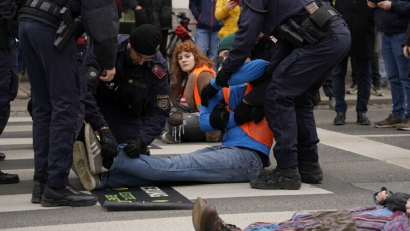 Auch in der Glacisstraße in Graz haben die Protestler für Chaos gesorgt. Die Polizei war vor Ort, um die Versammlung aufzulösen. (Bild: Letzte Generation AT)