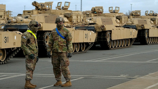 Exportierte US-Kampfpanzer des Typs Abrams im Hafen von Bremen (Bild: APA/AFP/Patrik Stollarz)