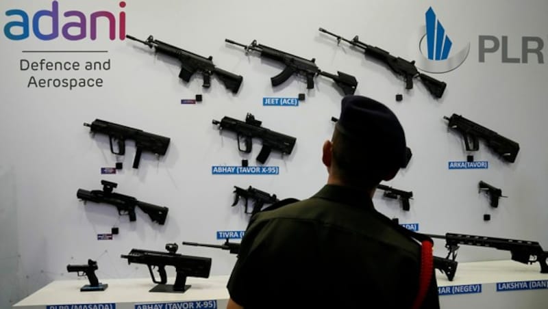 Ein indischer Offizier begutachtet auf einer Rüstungsmesse ausgestellte Schusswaffen. (Bild: AP)