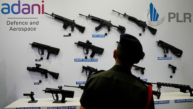 An officer at an arms fair (Bild: AP)