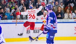 Sorgten für die Erlösung: Torschütze Peter Hochkofler und Mario Huber (M.) waren in der Overtime zur Stelle. (Bild: GEPA pictures/ Gintare Karpaviciute)