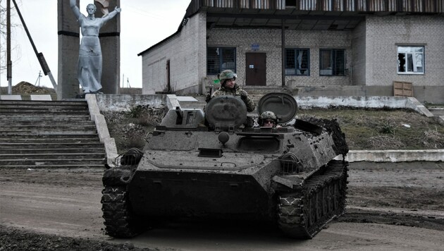 Ein ukrainischer Soldat nahe der Frontlinie bei Bachmut (Bild: AFP)