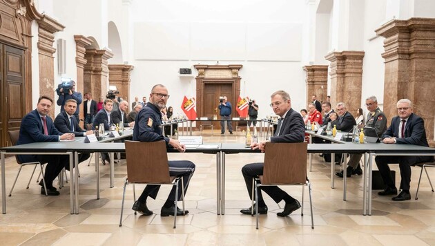 Ein Foto vom Landessicherheitsrat in seiner üblichen Besetzung. (4.11.2022) (Bild: Land OÖ/Peter C.Mayr)
