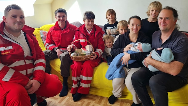 Herzlich Willkommen geheißen wurden Paul und Jakob von der ganzen Familie. Die Mitarbeiter des Roten Kreuzes gratulierten herzlich! (Bild: Rotes Kreuz Graz-Umgebung)