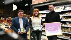 Investor Heinrich Prokop (l.), Erste-Bank-Finanzexpertin Birgit Polster und Rewe-Manager Markus Kuntke im BillaPlus-Markt in Wels. (Bild: Markus Wenzel)