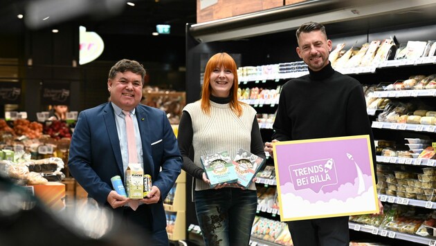 Investor Heinrich Prokop (l.), Erste-Bank-Finanzexpertin Birgit Polster und Rewe-Manager Markus Kuntke im BillaPlus-Markt in Wels. (Bild: Markus Wenzel)