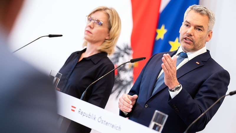 Klimaschutzministerin Leonore Gewessler und Bundeskanzler Karl Nehammer (Bild: APA/Tobias Steinmaurer)