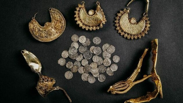 Der komplette Schatzfund von Hoogwoud: vier Goldanhänger, zwei Blattgoldstücke und 39 Silberpfennige (Bild: Archeologie West-Friesland/Fleur Schinning)