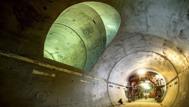 Erst vor zwei Wochen wurde ein weiterer Meilenstein im Jahrhundertprojekt Semmering-Basistunnel gesetzt: Die Tunnelröhre vom Fröschnitzgraben traf auf jene vom Grautschenhof, insgesamt fehlen nur noch fünf Prozent der 27,3 Kilometer. Wir haben einen Blick in die Zukunft gemacht. (Bild: ÖBB/Ebner)