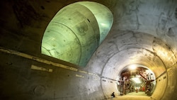 Erst vor zwei Wochen wurde ein weiterer Meilenstein im Jahrhundertprojekt Semmering-Basistunnel gesetzt: Die Tunnelröhre vom Fröschnitzgraben traf auf jene vom Grautschenhof, insgesamt fehlen nur noch fünf Prozent der 27,3 Kilometer. Wir haben einen Blick in die Zukunft gemacht. (Bild: ÖBB/Ebner)