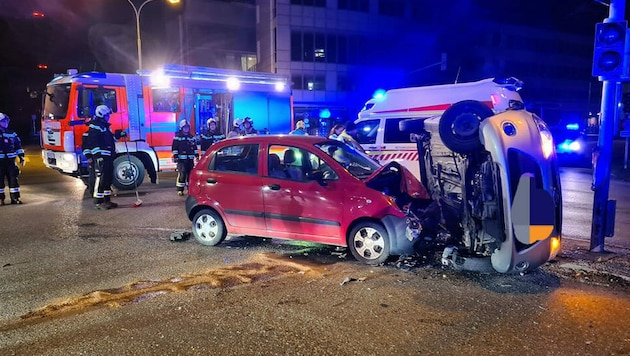 Die beiden Unfallautos wurden schwer in Mitleidenschaft gezogen. (Bild: Berufsfeuerwehr Klagenfurt)