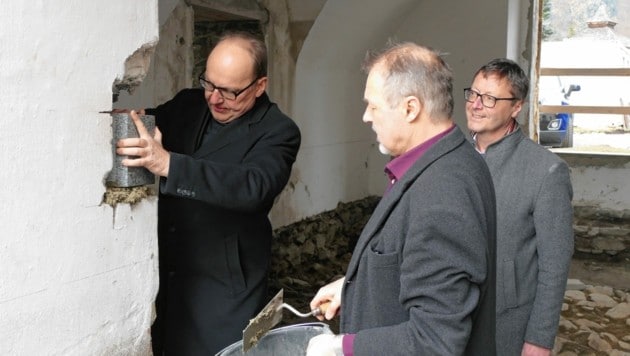 Bischof Hermann Glettler (li.) setzte mit Architekt Paul Senfter den ersten Stein. (Bild: Martin Oberbichler)