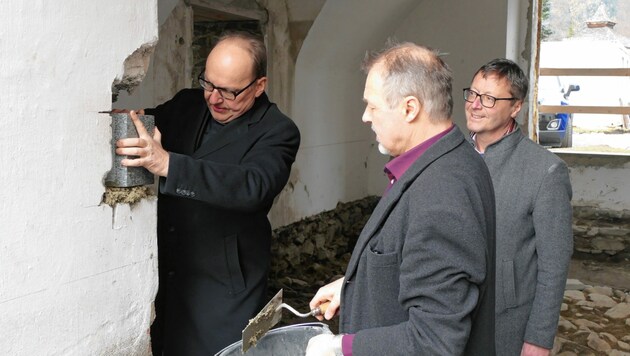 Bischof Hermann Glettler (li.) setzte mit Architekt Paul Senfter den ersten Stein. (Bild: Martin Oberbichler)