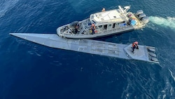 Die kolumbianische Marine hatte in einem selbst gebaute U-Boot 2,6 Tonnen Kokain sowie die Leichen von zwei Schmugglern entdeckt. (Bild: AFP/Colombian National Navy)
