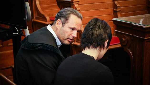 Lawyer Andreas Mauhart with the 32-year-old defendant at one of the previous trials (Bild: Pressefoto Scharinger)