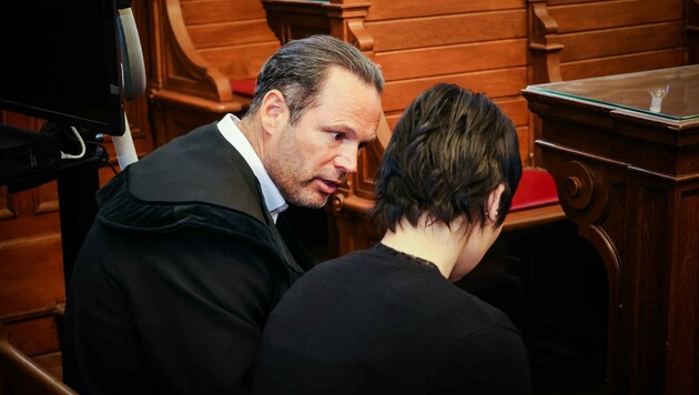 Anwalt Andreas Mauhart mit der 32-jährigen Angeklagten - statt Freispruch heißt es weiter U-Haft. (Bild: Pressefoto Scharinger)