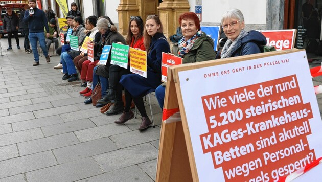 Nachdem in der Sache einfach nichts weitergeht, machen betroffene am Dienstag vor dem Grazer Landtag erneut ihrem Ärger Luft. (Bild: Christian Jauschowetz)