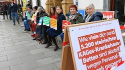 Nachdem in der Sache einfach nichts weitergeht, machen betroffene am Dienstag vor dem Grazer Landtag erneut ihrem Ärger Luft. (Bild: Christian Jauschowetz)