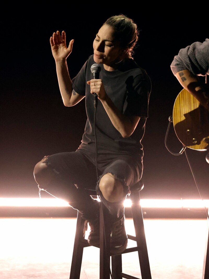 Lady Gaga performte ohne Make-up und in Jeans und T-Shirt auf der Oscar-Bühne. (Bild: APA/Getty Images via AFP/GETTY IMAGES/KEVIN WINTER)