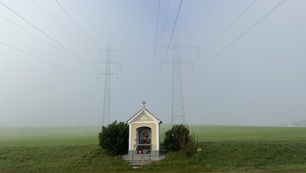 Die Wege des Herrn sind unergründlich und die der Energie manchmal auch, insbesondere bei den Kosten: Eine Kapelle kurz vor Stadt Haag. (Bild: Werner Pöchinger)
