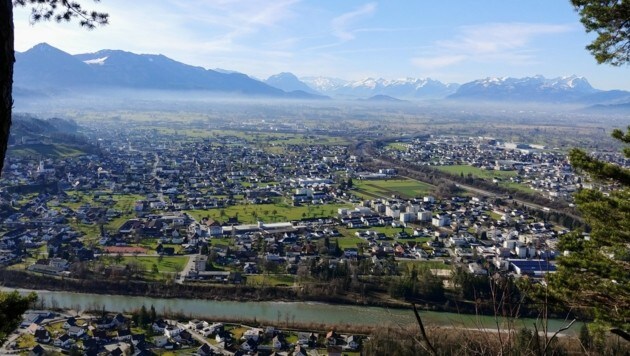 Der Bodenverbrauch ist auch in Vorarlberg enorm. Der Blick aufs Rheintal beweist das. (Bild: Rubina Bergauer)