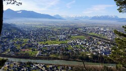 Der Bodenverbrauch ist auch in Vorarlberg enorm. Der Blick aufs Rheintal beweist das. (Bild: Rubina Bergauer)