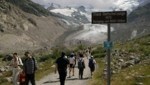 Wie bei fast allen Schweizer Gletschern schwinden auch die Eismassen des Morteratschgletschers in horrendem Tempo. Der Fußmarsch zum Fuße des Ferners wird von Jahr zu Jahr länger. (Bild: APA/dpa/Arno Balzarin)