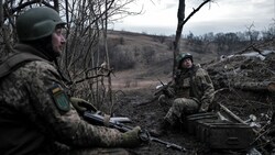 Mitglieder der ukrainischen Freiwilligenarmee an der Front bei Bachmut (Bild: APA/AFP/Sergey Shestak)