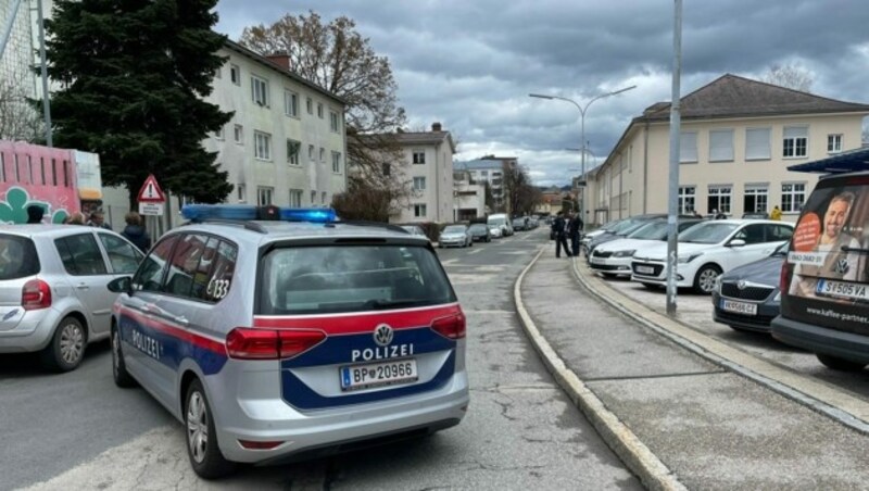 Bombendrohung! Straße gesperrt. (Bild: Tratnik)