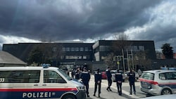 Sprengstoffkundige Organe und Spürhunde, zahlreiche Polizisten durchsuchen das Gymnasium in Klagenfurt. (Bild: Tratnik)