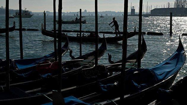 Gondeln im Hafen von Venedig (Bild: APA/AFP/MIGUEL MEDINA)
