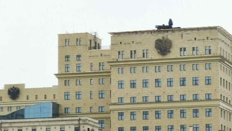 Auch auf dem Dach des russischen Verteidigungsministeriums wurde ein Raketenabwehrsystem angebracht. (Bild: twitter.com/RALee85)